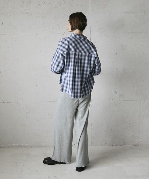 GARAGE OF GOOD CLOTHING（ガレージオブグッドクロージング）の「オンブレチェックショート丈シャツ（シャツ/ブラウス・レディース・ベージュ/ブルー・FREE）」の14枚目の写真