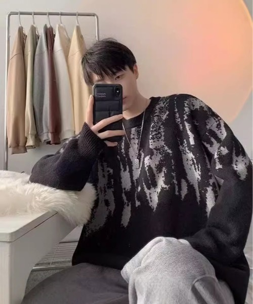 SHEPP(シープ)の「【UNISEX】配色タイダイ柄ビッグシルエットニット オーバーサイズ(ニット/セーター・メンズ・ホワイト/ブラウン/ブラック・M/L)」の4枚目の写真