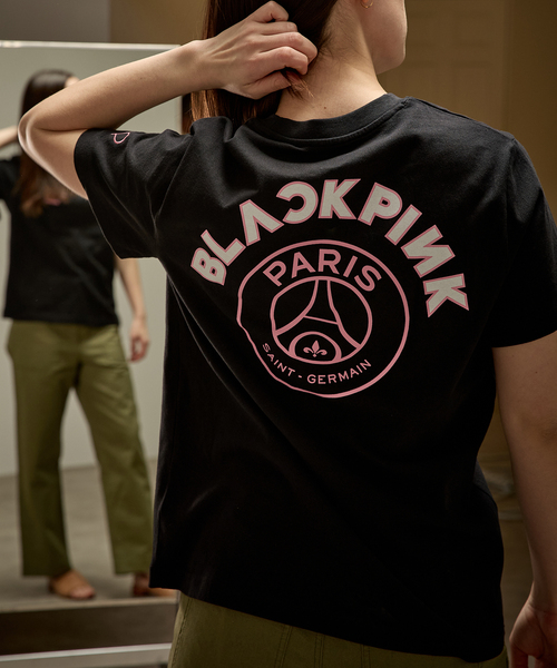 PARIS SAINT-GERMAIN(パリサンジェルマン)の「【BlackpinkxPSG】Elevated Graphic TEE ST171- BLKPSG- BPP(Tシャツ/カットソー・メンズ・ブラック・X-LARGE/XX-LARGE/X-SMALL/SMALL/MEDIUM/LARGE)」の1枚目の写真