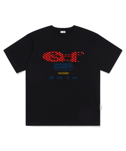 ESCAPEFROM(エスケープフロム)の「レッドドット ESCF ロゴ コラージュプリント オーバーサイズ 半袖Tシャツ ブラック(Tシャツ/カットソー・レディース・その他・SMALL/MEDIUM/LARGE)」の2枚目の写真