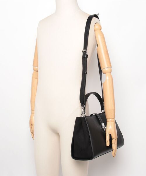 Guess(ゲス)の「RUDIE Satchel ハンドバッグ (ショルダーバッグ・レディース・ブラック・ONE SIZE)」の6枚目の写真