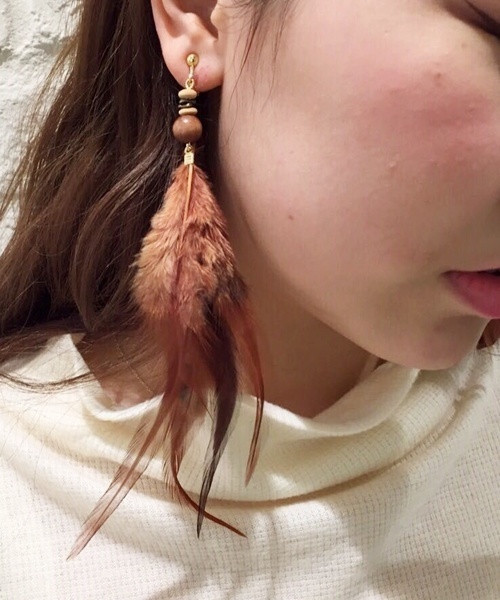 Kastane（カスタネ）の「フェザーイヤリング（イヤリング・レディース・オフホワイト/ブラウン・FREE）」の2枚目の写真