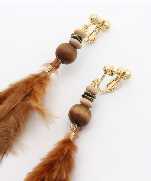 Kastane（カスタネ）の「フェザーイヤリング（イヤリング・レディース・オフホワイト/ブラウン・FREE）」の3枚目の写真