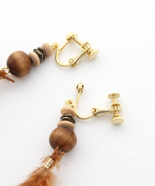 Kastane（カスタネ）の「フェザーイヤリング（イヤリング・レディース・オフホワイト/ブラウン・FREE）」の4枚目の写真