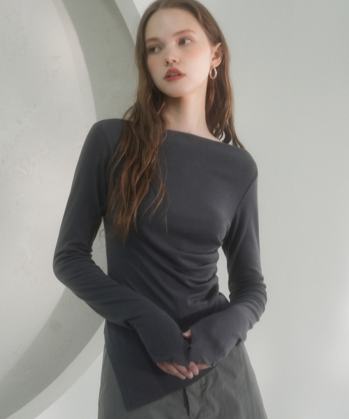 Vivacious(ビバシャス)の「V Drape Long Sleeve - 3COL(Tシャツ/カットソー・レディース・ブラック/アイボリー/チャコール・SMALL/MEDIUM/LARGE)」の4枚目の写真