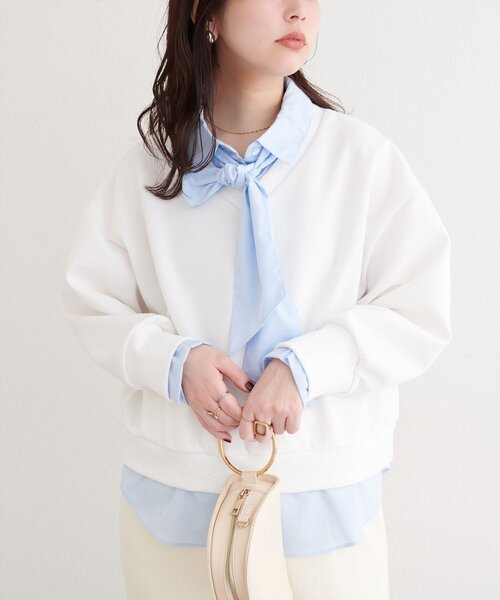 natural couture（ナチュラルクチュール）の「ボウタイ付きシャツレイヤードプルオーバー（スウェット・レディース・オフホワイト/グレー/ネイビー・FREE）」の4枚目の写真