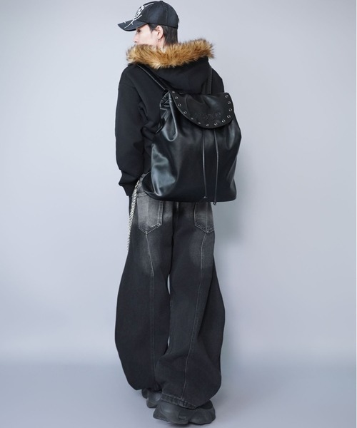 SPINNS（スピンズ）の「合皮ナップサック/刺繍ロゴ/ハトメ/大容量リュック/ユニセックス（バックパック/リュック・メンズ・ブラック・ONESIZE）」の4枚目の写真