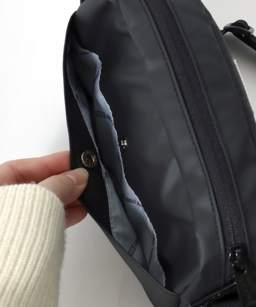 VISION STREET WEAR（ヴィジョンストリートウェア）の「VISION STREET WEAR（ヴィジョンストリートウェア）MINISHOULDER BAG/ワンポイントロゴ ミニショルダーバッグ（ショルダーバッグ・メンズ・ブラック系1/ブラック系3/ブラック系2・FREE）」の17枚目の写真