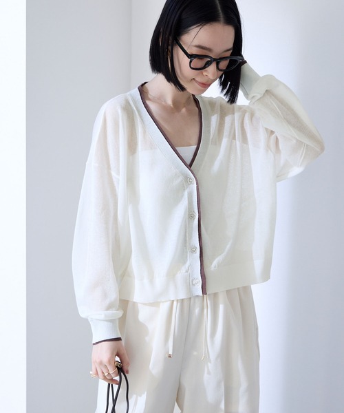 Aunely（オーネリー）の「【Aunely】透明感まとう シアー Vネックカーディガン/マシンウォッシャブル ＜YOSOOIシリーズ＞（カーディガン/ボレロ・レディース・ライトグリーン/モカ/ネイビー/グレー/ブラック/アイボリー/グレイッシュベージュ・M/L）」の2枚目の写真