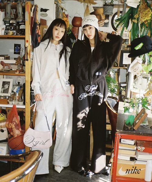 Russell Athletic(ラッセルアスレティック)の「X-girl × Russell SCRIPT LOGO SWEATPANTS(スウェットパンツ・レディース・アッシュ/ブラック・S/M)」の5枚目の写真