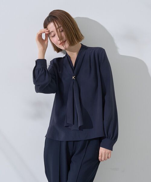 YECCA VECCA（イェッカヴェッカ）の「スカーフリング付きボウタイブラウス（シャツ/ブラウス・レディース・オフホワイト/サックスブルー/ピンク/ネイビー・FREE）」の2枚目の写真