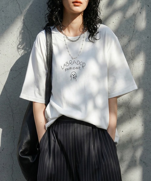 antiqua（アンティカ）の「クルーネック  犬モチーフ ロゴ Tシャツ（Tシャツ/カットソー・レディース・ホワイト/ブラック・ONESIZE）」の2枚目の写真