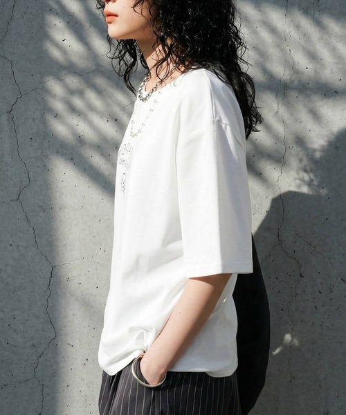 antiqua（アンティカ）の「クルーネック  犬モチーフ ロゴ Tシャツ（Tシャツ/カットソー・レディース・ホワイト/ブラック・ONESIZE）」の3枚目の写真