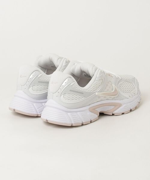 NIKE(ナイキ)の「ナイキ NIKE ナイキ V5 RNR(スニーカー・レディース・ホワイト・24.0cm/23.0cm/24.5cm/23.5cm/25.0cm)」の2枚目の写真