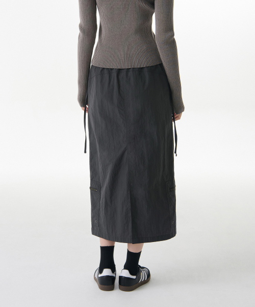 MUSINSA STANDARD WOMAN（ムシンサスタンダードウーマン）の「ウィメンズ ナイロンリップストップ ユーティリティバンディング ロングスカート [ダークグレー]（スカート・レディース・その他・LARGE/MEDIUM/SMALL/X-SMALL）」の2枚目の写真