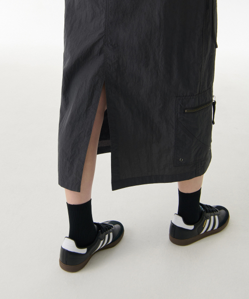MUSINSA STANDARD WOMAN（ムシンサスタンダードウーマン）の「ウィメンズ ナイロンリップストップ ユーティリティバンディング ロングスカート [ダークグレー]（スカート・レディース・その他・LARGE/MEDIUM/SMALL/X-SMALL）」の7枚目の写真