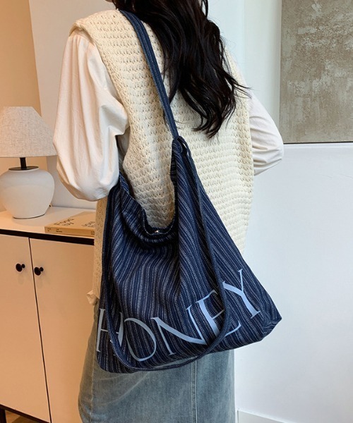 Vini(ヴィニ)の「【2サイズ展開】ストライプ ボーダー HONEY ロゴ トートバッグ(トートバッグ・レディース・ネイビー系2/ネイビー系1・FREE)」の1枚目の写真