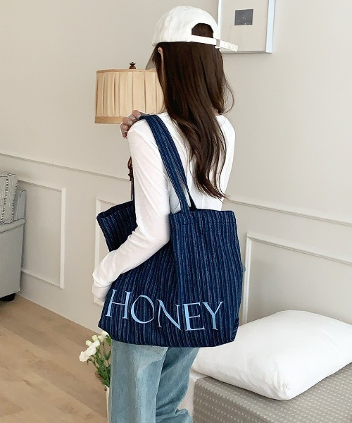Vini(ヴィニ)の「【2サイズ展開】ストライプ ボーダー HONEY ロゴ トートバッグ(トートバッグ・レディース・ネイビー系2/ネイビー系1・FREE)」の2枚目の写真