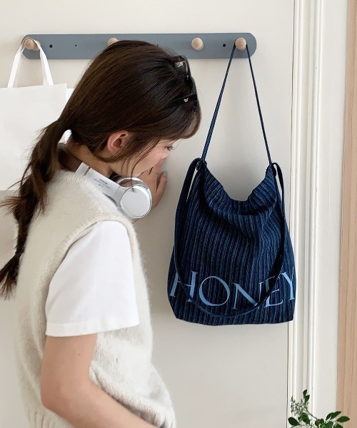 Vini(ヴィニ)の「【2サイズ展開】ストライプ ボーダー HONEY ロゴ トートバッグ(トートバッグ・レディース・ネイビー系2/ネイビー系1・FREE)」の18枚目の写真