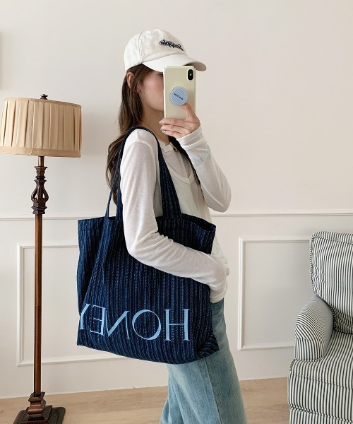 Vini(ヴィニ)の「【2サイズ展開】ストライプ ボーダー HONEY ロゴ トートバッグ(トートバッグ・レディース・ネイビー系2/ネイビー系1・FREE)」の4枚目の写真