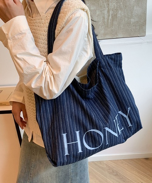 Vini(ヴィニ)の「【2サイズ展開】ストライプ ボーダー HONEY ロゴ トートバッグ(トートバッグ・レディース・ネイビー系2/ネイビー系1・FREE)」の8枚目の写真