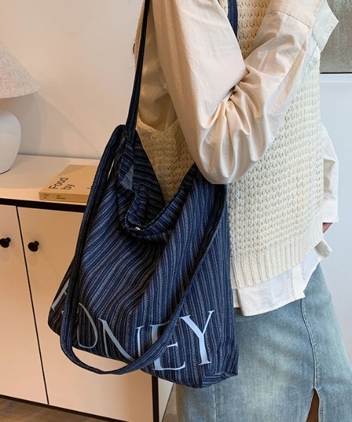 Vini(ヴィニ)の「【2サイズ展開】ストライプ ボーダー HONEY ロゴ トートバッグ(トートバッグ・レディース・ネイビー系2/ネイビー系1・FREE)」の6枚目の写真
