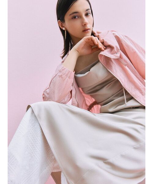 LAGUNAMOON(ラグナムーン)の「ハンマーサテンラペルキャミワンピース(ワンピース・レディース・ブラック/ベージュ・SMALL/MEDIUM)」の2枚目の写真