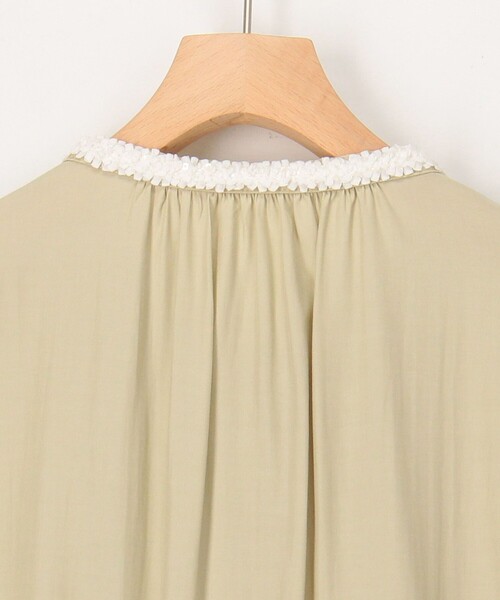 MICO COULIER（ミコクリエ）の「T/Rローンデザインヘムブラウス（シャツ/ブラウス・レディース・オフホワイト/ネイビー/ライトグリーン・38）」の7枚目の写真