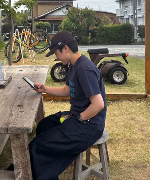FFEIN(フェイン)の「【FFEIN(フェイン)】ぼかしメッセージロゴショート丈Tシャツ / Tシャツ クルーネック 半袖 プリント ぼかし 【短丈】(Tシャツ/カットソー・メンズ・ネイビー/レモンイエロー/レッド/ホワイト・LARGE/MEDIUM/SMALL)」の15枚目の写真