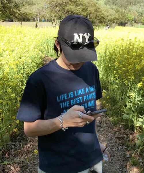 FFEIN(フェイン)の「【FFEIN(フェイン)】ぼかしメッセージロゴショート丈Tシャツ / Tシャツ クルーネック 半袖 プリント ぼかし 【短丈】(Tシャツ/カットソー・メンズ・ネイビー/レモンイエロー/レッド/ホワイト・LARGE/MEDIUM/SMALL)」の16枚目の写真