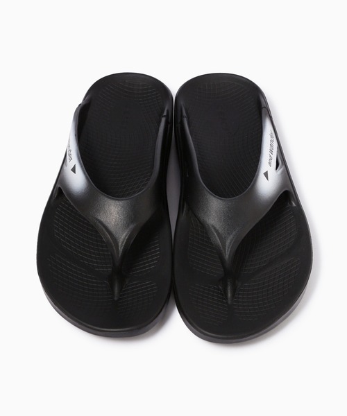 and wander(アンドワンダー)の「and wander/アンドワンダー×OOFOS/ウーフォス OOriginal recovery sandal グラフィックロゴ ウーフォーム リカバリーサンダル 2026年 夏 夏服(サンダル・メンズ・ブラック・26/27/28)」の3枚目の写真