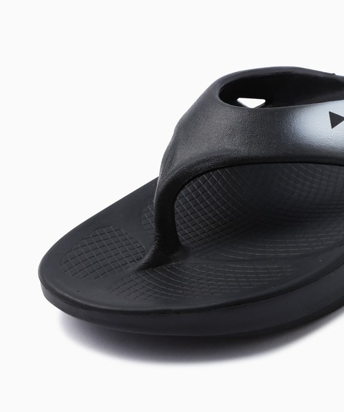 and wander(アンドワンダー)の「and wander/アンドワンダー×OOFOS/ウーフォス OOriginal recovery sandal グラフィックロゴ ウーフォーム リカバリーサンダル 2026年 夏 夏服(サンダル・メンズ・ブラック・26/27/28)」の15枚目の写真