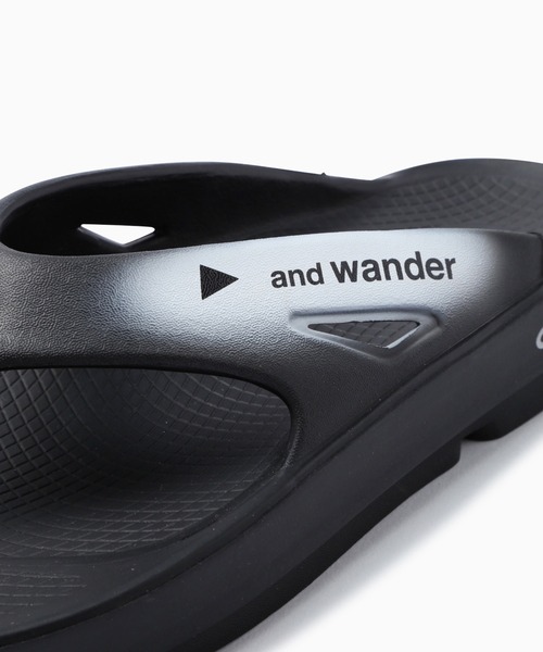 and wander(アンドワンダー)の「and wander/アンドワンダー×OOFOS/ウーフォス OOriginal recovery sandal グラフィックロゴ ウーフォーム リカバリーサンダル 2026年 夏 夏服(サンダル・メンズ・ブラック・26/27/28)」の16枚目の写真