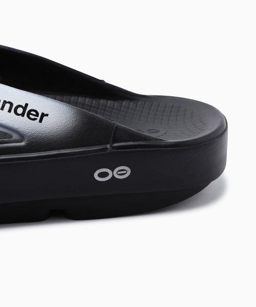 and wander(アンドワンダー)の「and wander/アンドワンダー×OOFOS/ウーフォス OOriginal recovery sandal グラフィックロゴ ウーフォーム リカバリーサンダル 2026年 夏 夏服(サンダル・メンズ・ブラック・26/27/28)」の17枚目の写真