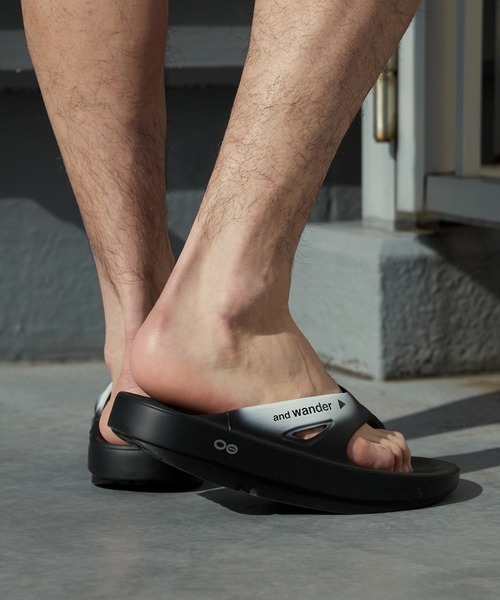 and wander(アンドワンダー)の「and wander/アンドワンダー×OOFOS/ウーフォス OOriginal recovery sandal グラフィックロゴ ウーフォーム リカバリーサンダル 2026年 夏 夏服(サンダル・メンズ・ブラック・26/27/28)」の8枚目の写真
