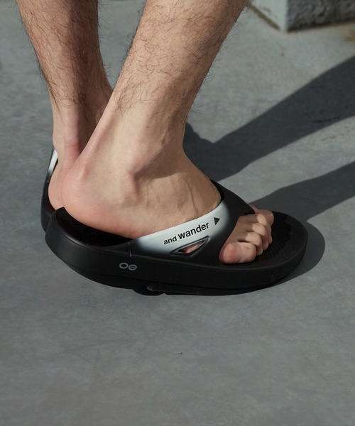 and wander(アンドワンダー)の「and wander/アンドワンダー×OOFOS/ウーフォス OOriginal recovery sandal グラフィックロゴ ウーフォーム リカバリーサンダル 2026年 夏 夏服(サンダル・メンズ・ブラック・26/27/28)」の9枚目の写真