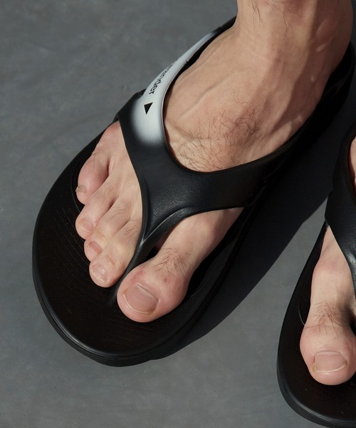 and wander(アンドワンダー)の「and wander/アンドワンダー×OOFOS/ウーフォス OOriginal recovery sandal グラフィックロゴ ウーフォーム リカバリーサンダル 2026年 夏 夏服(サンダル・メンズ・ブラック・26/27/28)」の10枚目の写真