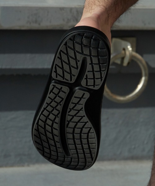 and wander(アンドワンダー)の「and wander/アンドワンダー×OOFOS/ウーフォス OOriginal recovery sandal グラフィックロゴ ウーフォーム リカバリーサンダル 2026年 夏 夏服(サンダル・メンズ・ブラック・26/27/28)」の12枚目の写真