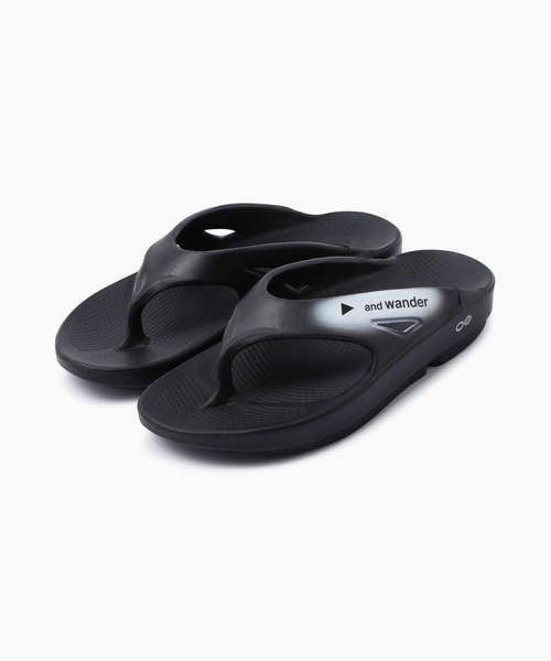 and wander(アンドワンダー)の「and wander/アンドワンダー×OOFOS/ウーフォス OOriginal recovery sandal グラフィックロゴ ウーフォーム リカバリーサンダル 2026年 夏 夏服(サンダル・メンズ・ブラック・26/27/28)」の2枚目の写真