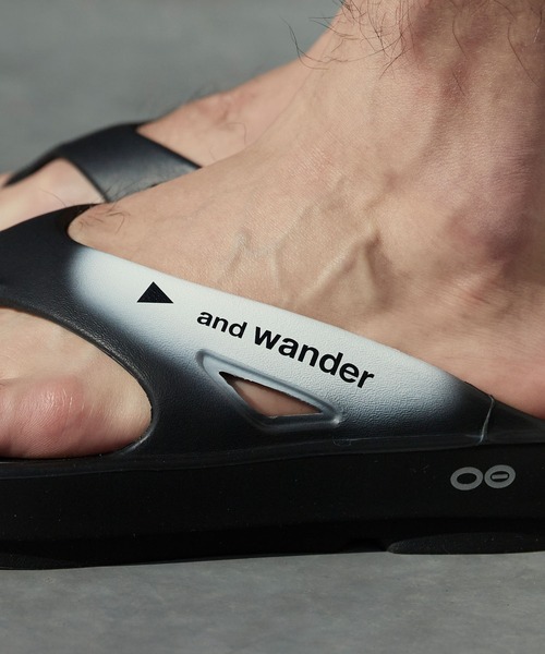 and wander(アンドワンダー)の「and wander/アンドワンダー×OOFOS/ウーフォス OOriginal recovery sandal グラフィックロゴ ウーフォーム リカバリーサンダル 2026年 夏 夏服(サンダル・メンズ・ブラック・26/27/28)」の11枚目の写真