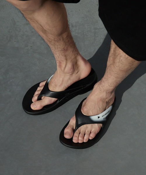 and wander(アンドワンダー)の「and wander/アンドワンダー×OOFOS/ウーフォス OOriginal recovery sandal グラフィックロゴ ウーフォーム リカバリーサンダル 2026年 夏 夏服(サンダル・メンズ・ブラック・26/27/28)」の7枚目の写真