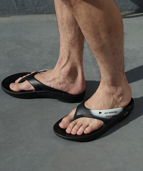 and wander(アンドワンダー)の「and wander/アンドワンダー×OOFOS/ウーフォス OOriginal recovery sandal グラフィックロゴ ウーフォーム リカバリーサンダル 2026年 夏 夏服(サンダル・メンズ・ブラック・26/27/28)」の6枚目の写真