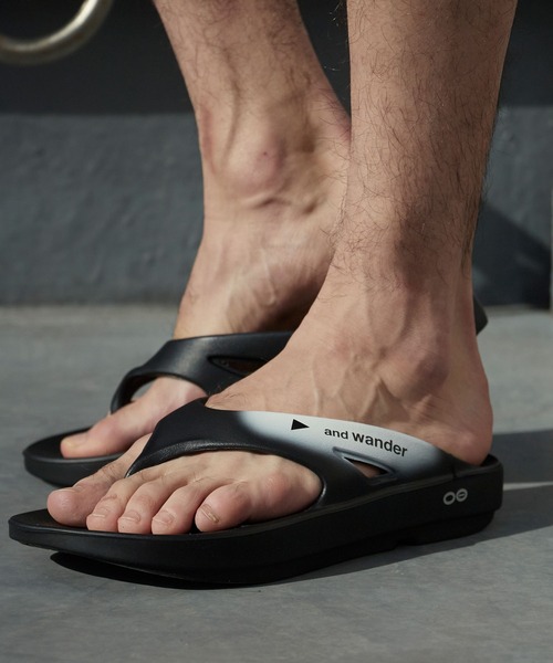 and wander(アンドワンダー)の「and wander/アンドワンダー×OOFOS/ウーフォス OOriginal recovery sandal グラフィックロゴ ウーフォーム リカバリーサンダル 2026年 夏 夏服(サンダル・メンズ・ブラック・26/27/28)」の5枚目の写真