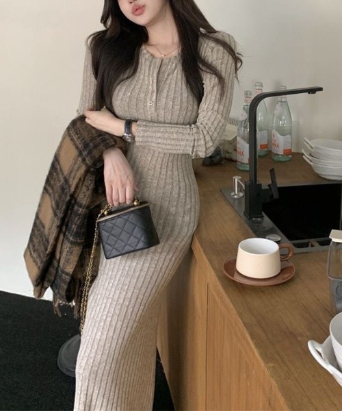 maison de LATIR(メゾンドラティール)の「大人スタイルをやさしく彩るニットワンピース(ワンピース・レディース・ベージュ/ブラック/グレー・FREE)」の5枚目の写真