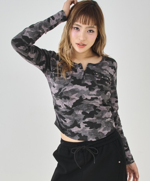 ANAP(アナップ)の「カーゴ ポケット スタッズ カモフラ トップス(Tシャツ/カットソー・レディース・カーキ/グレー・F)」の3枚目の写真