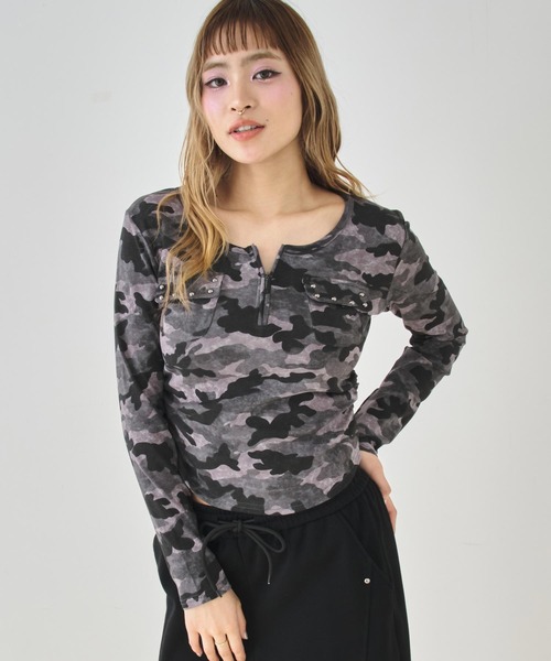 ANAP(アナップ)の「カーゴ ポケット スタッズ カモフラ トップス(Tシャツ/カットソー・レディース・カーキ/グレー・F)」の4枚目の写真