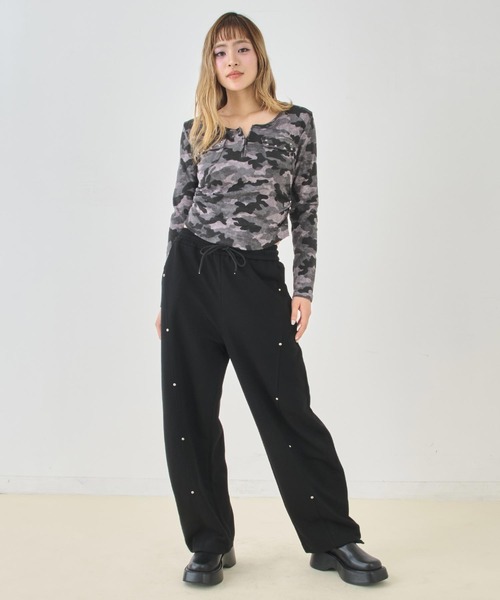 ANAP(アナップ)の「カーゴ ポケット スタッズ カモフラ トップス(Tシャツ/カットソー・レディース・カーキ/グレー・F)」の7枚目の写真