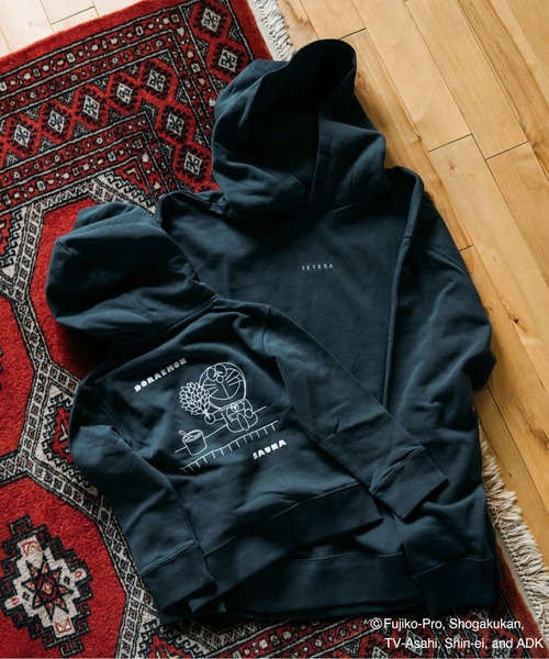 TETERA(テテラ)の「/TETERA×ドラえもん/UNISEX KIDS PULL SAUNA PARKA / ドラえもんプリント シャイニー加工 プルオーバー パーカー tete22-014,tete22-014-k(パーカー・レディース・スミクロ/グレー/オフホワイト・XL/L/110)」の1枚目の写真