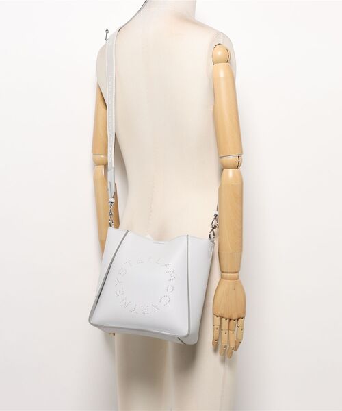 STELLA McCARTNEY(ステラマッカートニー)の「Logo Square Crossbody Bag / ロゴ スクエア クロスボディ バッグ(ショルダーバッグ・レディース・グレー系その他・ONE SIZE)」の5枚目の写真