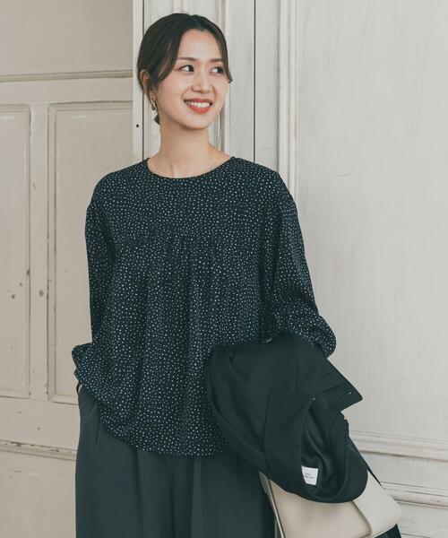 URBAN RESEARCH DOORS(アーバンリサーチドアーズ)の「ドットギャザーブラウス | オフィスカジュアル/通勤/お仕事/セレモニー/オケージョン(シャツ/ブラウス・レディース・ネイビー/ブラック・FREE)」の6枚目の写真